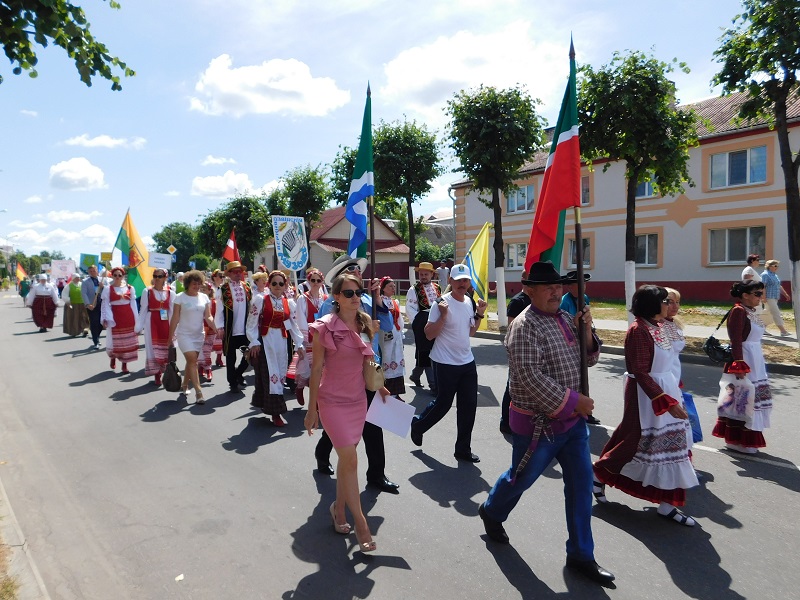 Красочным шествием и гала-концертом завершился фестиваль в Дубровно