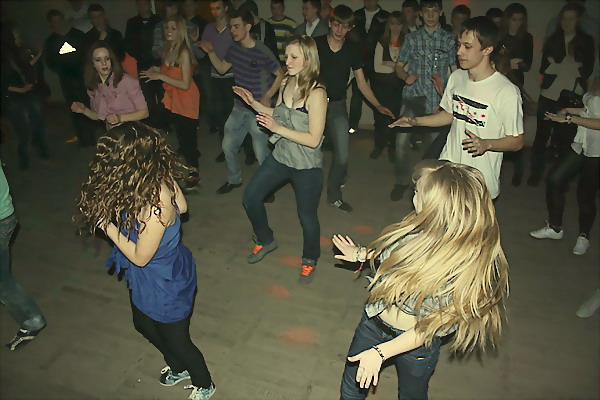 dubovno_tancy_diskoteka_flashmobe_fleshmob_ritm_molodezh_vseti_karina-dragel-3