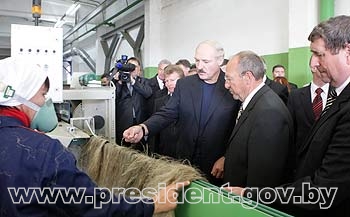 Александр Лукашенко во время посещения ОАО 'Дубровенский льнозавод'