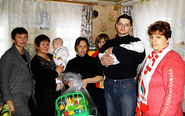 Дубровно, 2012 год, первый ребенок, мальчик, семья, загс, власть, поздравление, подарок, родители, дети