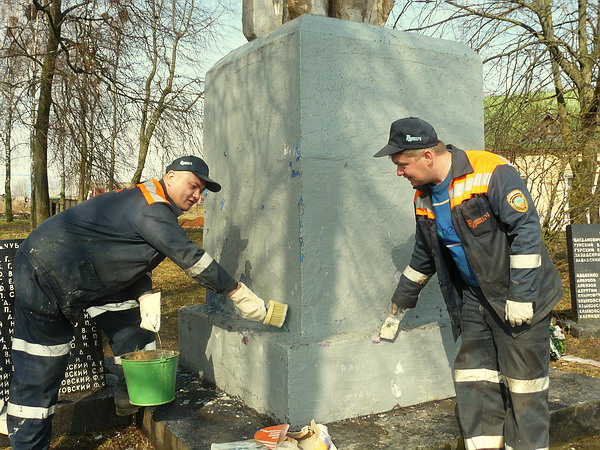 Дубровно, Орша, Дубровенский район, шефская организация, шеф, деревня, село, субботник, чистота, уют, порядок, благоустройство, красота, люди, дубровенцы, оршанцы, труд, работа, весна, уборка