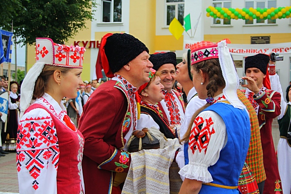 Дубровно, Дубровенский район, фестиваль, международный, днепровские голоса, россия, украина, беларусь, сербия, латвия, литва, эстония, праздник, улыбка, гости, каравай, счастье