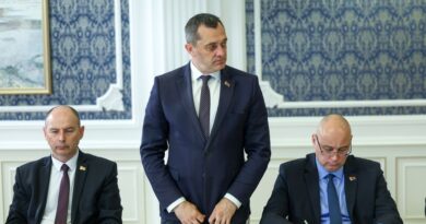 Лукашенко потребовал разобраться с «чудесами» на селе, когда бездумно закрывают школы, детские сады или магазины Лукашенко потребовал разобраться с «чудесами» на селе, когда бездумно закрывают школы, детские сады или магазины