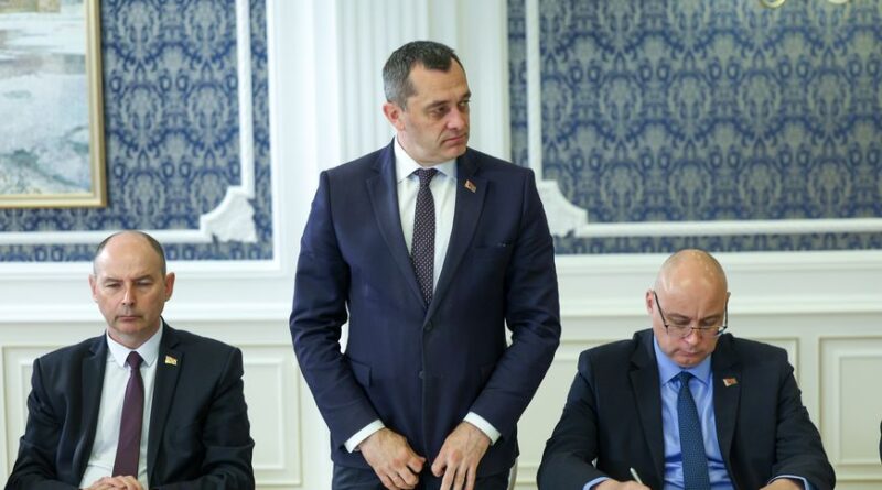 Лукашенко потребовал разобраться с «чудесами» на селе, когда бездумно закрывают школы, детские сады или магазины