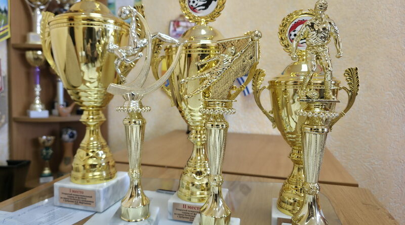 На городском стадионе проходит открытый межрегиональный турнир по футболу на призы почетного гражданина Дубровно Николая Мартынова