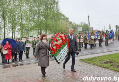 Традиционно дубровенцы возлагают цветы и венки к памятникам воинам-освободителям