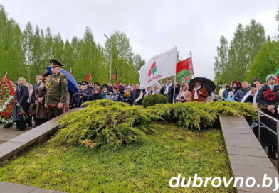 Сотни людей пришли на мемориальный комплекс «Рыленки» поклониться подвигу народа
