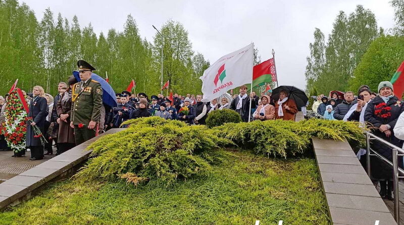 Сотни людей пришли на мемориальный комплекс «Рыленки» поклониться подвигу народа