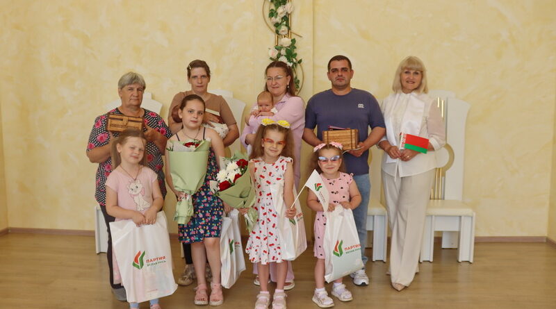У Дубровенскім раёне адбылася  ўрачыстая цырымонія ўручэння сімвалічнага падарунка — «Бацькавай кашулі