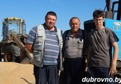 Здесь каждый день на счету: репортаж с полей КУСХП «Зарубы» Здесь каждый день на счету: репортаж с полей КУСХП «Зарубы»